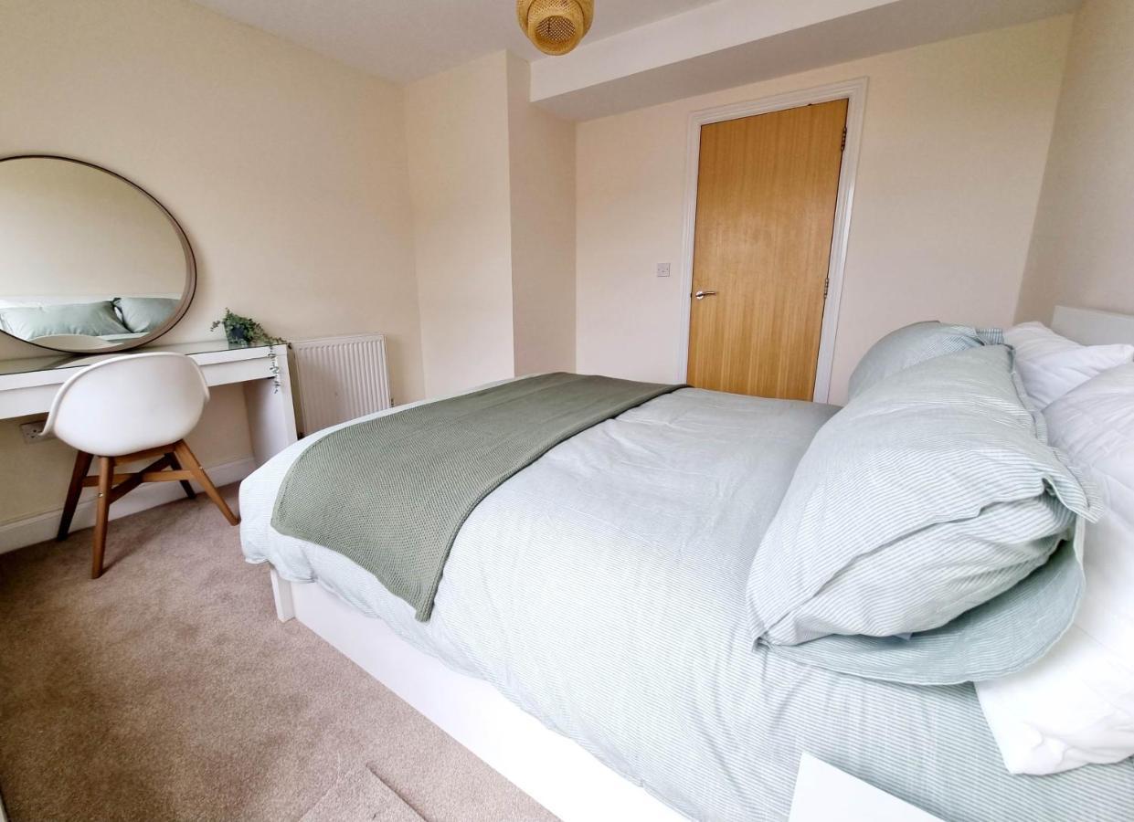 Cityscape Haven: 1 Bedroom Apartment With Terrace And City View Bournemouth Exteriör bild