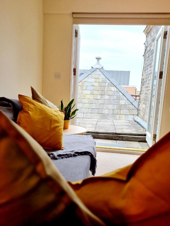 Cityscape Haven: 1 Bedroom Apartment With Terrace And City View Bournemouth Exteriör bild