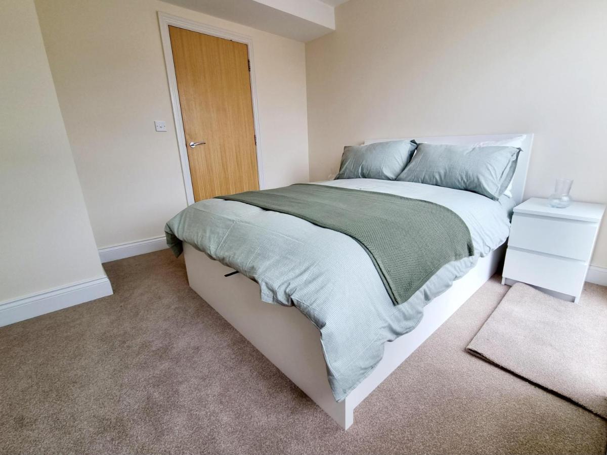 Cityscape Haven: 1 Bedroom Apartment With Terrace And City View Bournemouth Exteriör bild