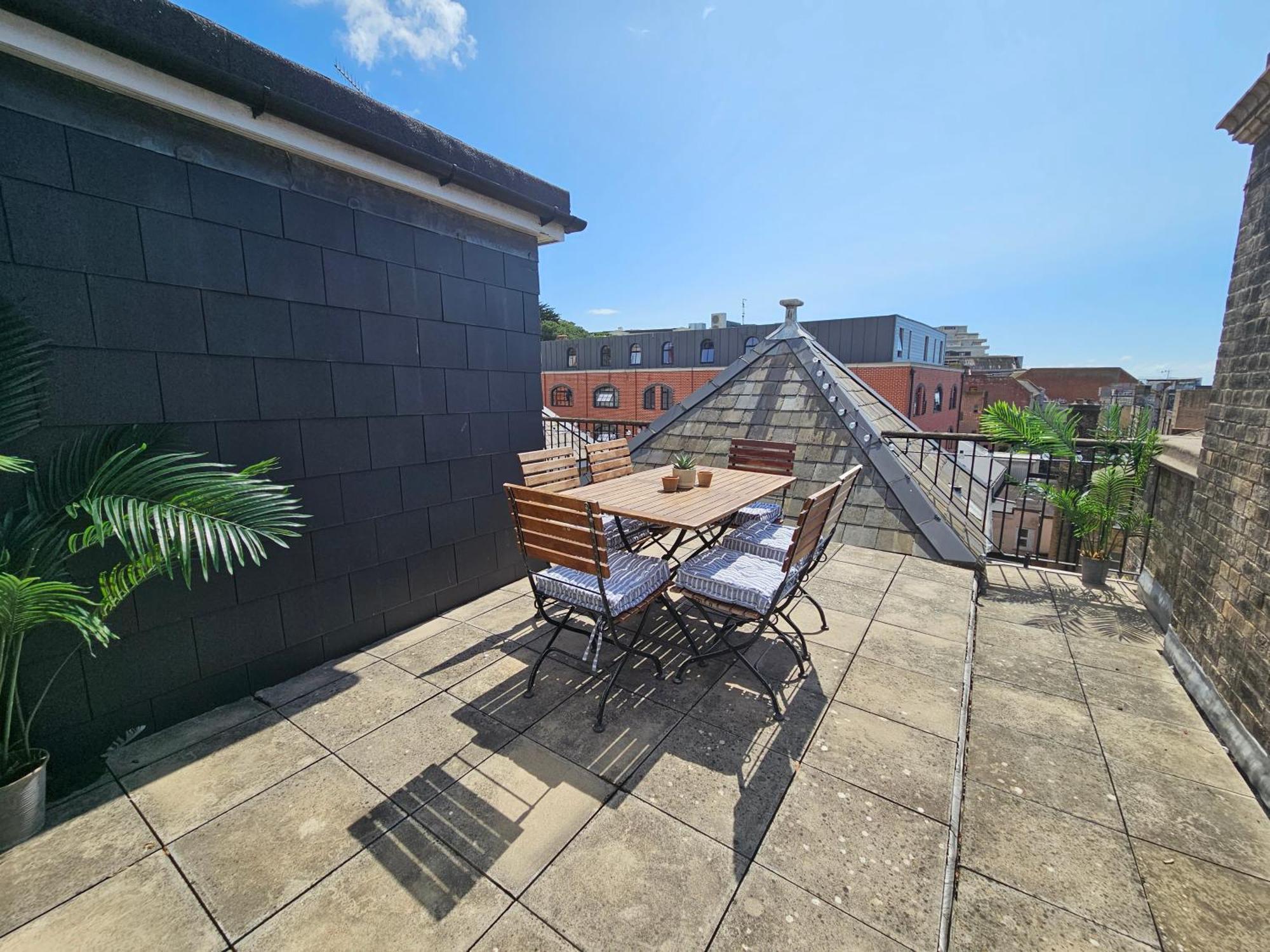 Cityscape Haven: 1 Bedroom Apartment With Terrace And City View Bournemouth Exteriör bild
