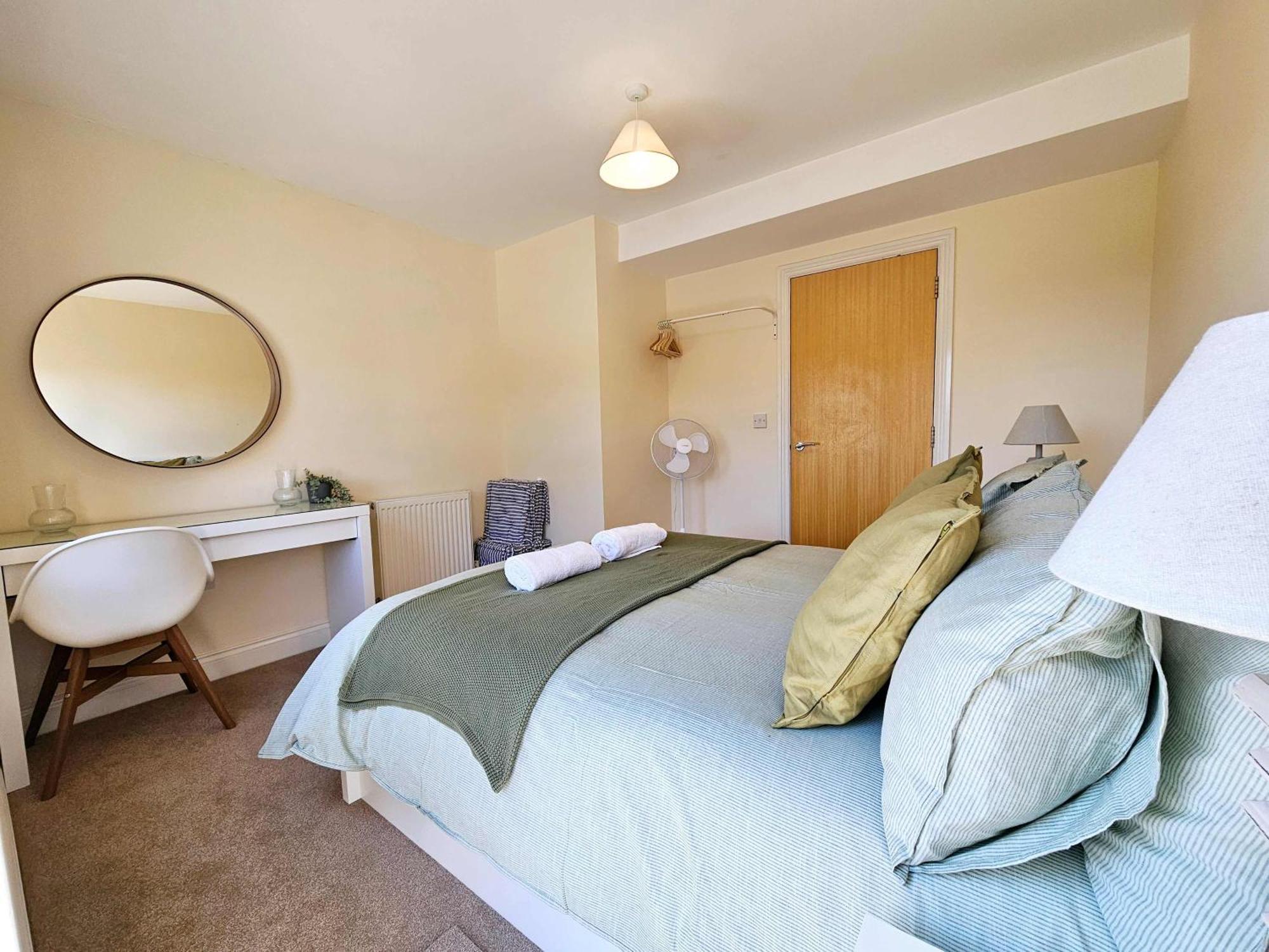 Cityscape Haven: 1 Bedroom Apartment With Terrace And City View Bournemouth Exteriör bild
