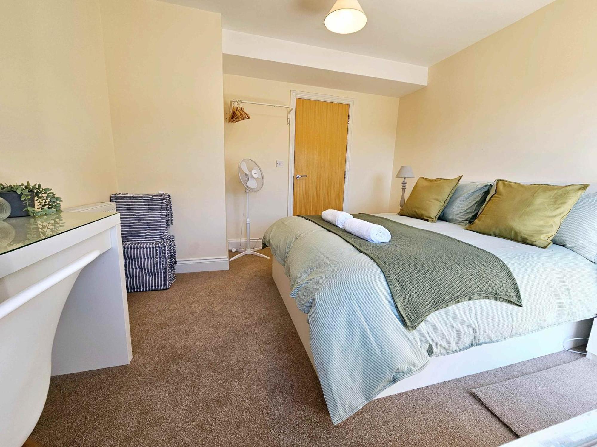Cityscape Haven: 1 Bedroom Apartment With Terrace And City View Bournemouth Exteriör bild