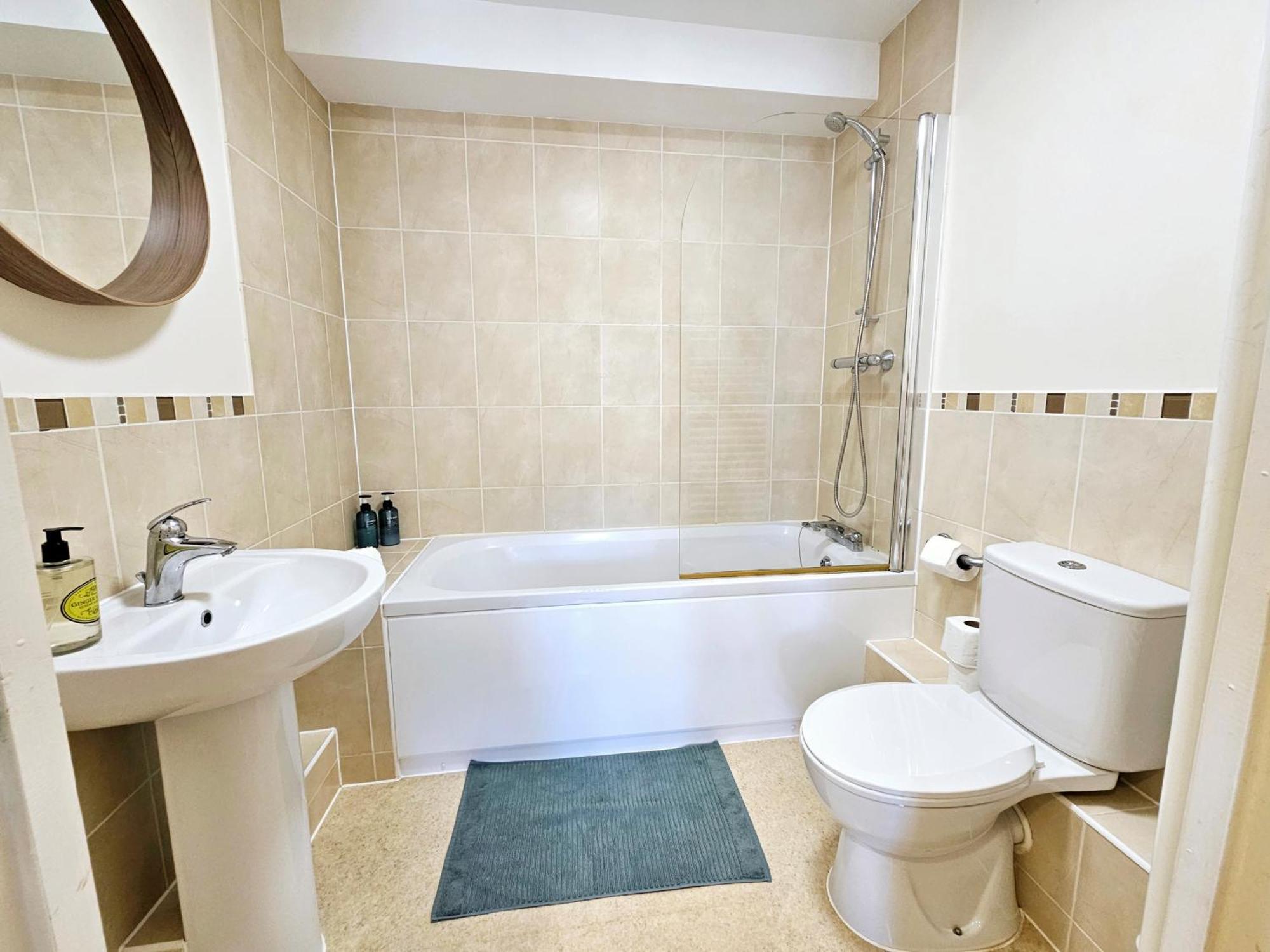 Cityscape Haven: 1 Bedroom Apartment With Terrace And City View Bournemouth Exteriör bild