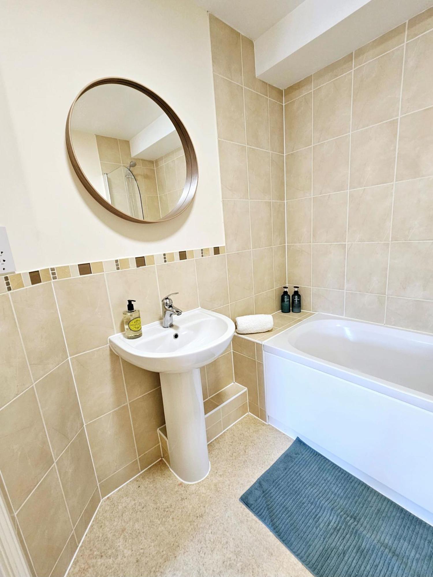 Cityscape Haven: 1 Bedroom Apartment With Terrace And City View Bournemouth Exteriör bild